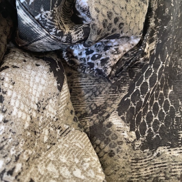 BB DAKOTA women’s snakeskin pattern OVERSIZED / RELAXED fit button down BLOUSE - Picture 12 of 12
